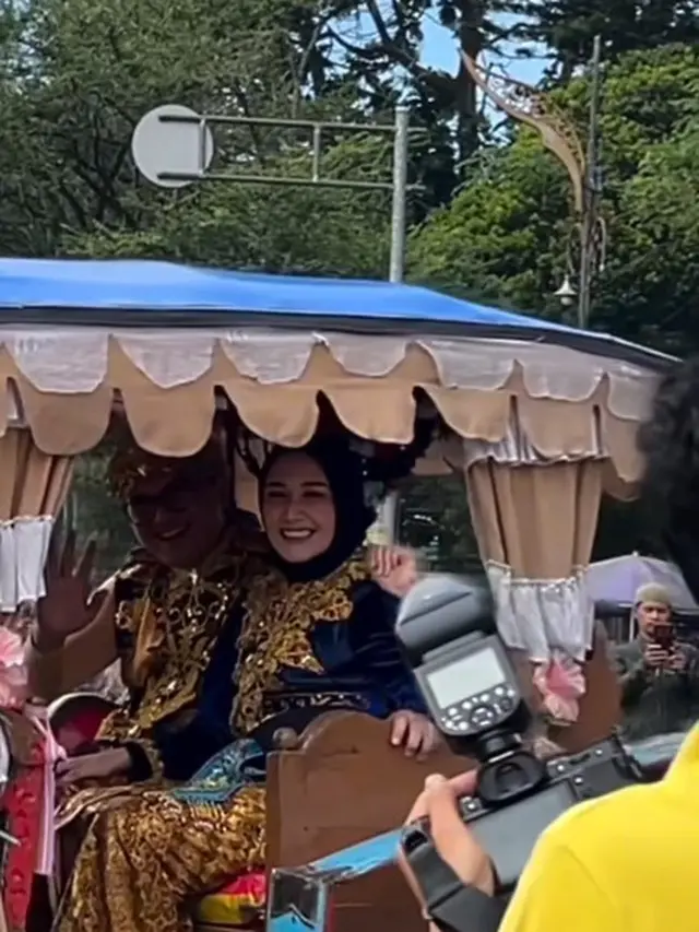 7 Potret Sahrul Gunawan dan Istri Ikut Karnaval Kabupaten Bandung Ini Kompak Banget