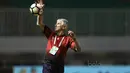 Ivan Kolev  menangkap bola saat mendampingi anak asuhnya PS TNI melawan Perseru Serui pada Liga 1 2017 di Stadion Pakansari, Bogor, Minggu (18/6/2017). PS TNI menang 1-0. (Bola.com/Nicklas Hanoatubun)