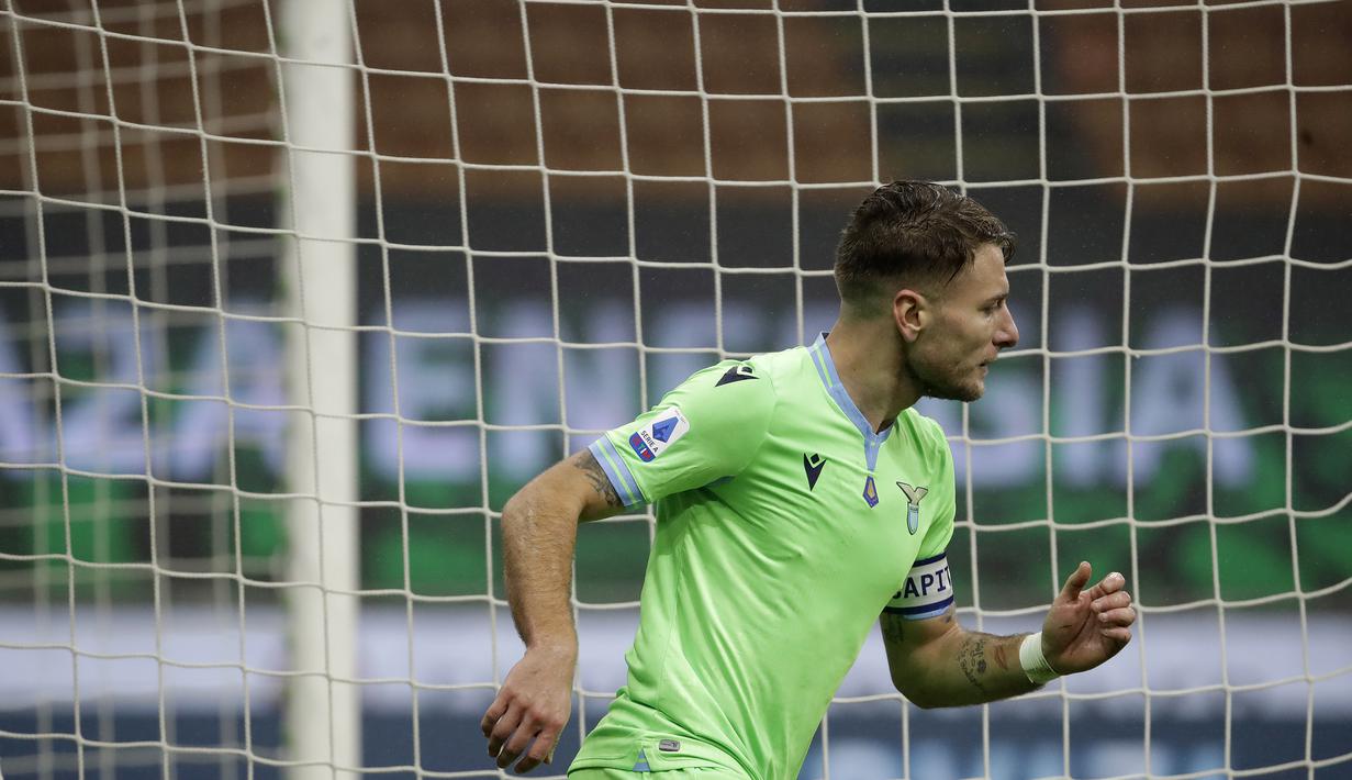 Penyerang Lazio, Ciro Immobile berselebrasi usai mencetak gol ke gawang AC Milan pada pertandingan lanjutan Liga Serie A Italia di stadion San Siro, Italia, Kamis (24/12/2020). (AP Photo/Luca Bruno)
