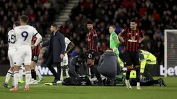 Laga itu dihentikan ketika skor 1-1 karena kapten Luton, Tom Lockyer, kolaps atau tak sadarkan diri di atas lapangan. (Steven Paston/PA via AP)