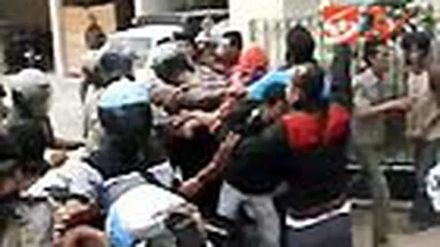 Mahasiswa yang berunjuk rasa di Kejari Sampang, Madura, bentrok dengan polisi. Bentrokan makin meluas ketika beberapa mahasiswa melemparkan telur ke arah petugas. 