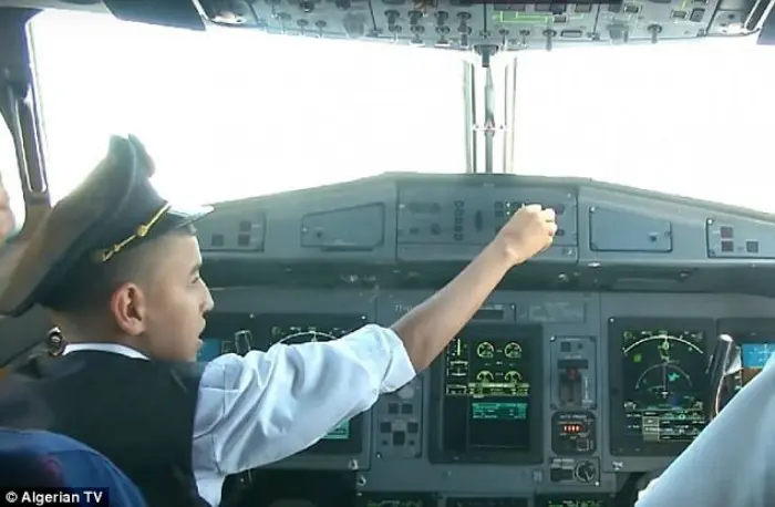 Seorang bocah mengendalikan pesawat di Aljazair (Algerian TV)