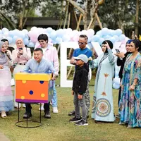 Acara gender reveal anak kedua Atta-Aurel semakin meriah karena dihadiri keluarga besar, lengkap dengan Gen Halilintar.