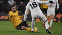 Matheus Cunha dari Wolverhampton Wanderers, kanan, ditantang oleh Casemiro dari Manchester United selama pertandingan sepak bola Liga Premier Inggris antara Wolverhampton Wanderers dan Manchester United di Stadion Molineux di Wolverhampton, Inggris, Kamis, 1 Februari 2024. (AP Photo/Rui Vieira )