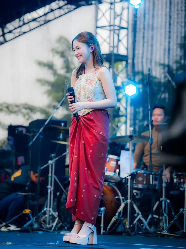 Potret Cantik Elsa Japasal dengan Korset Bunga dan Kain Saat Manggung, Tampilkan Culture ala Gen Z