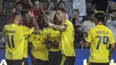 Pemain Al-Nassr, Cristiano Ronaldo (kedua kanan) merayakan gol yang dicetak oleh Sadio Mane dalam laga semfinal Saudi Super Cup 2025 melawan Al-Ittihad di Hong Kong Stadium, Hong Kong, Selasa (19/08/2025) waktu setempat. (AP Photo/Chan Long Hei)