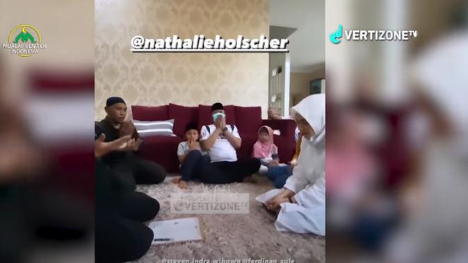 Momen Natalie Holscher Memeluk Islam (Sumber:YouTube/Vertizone TV