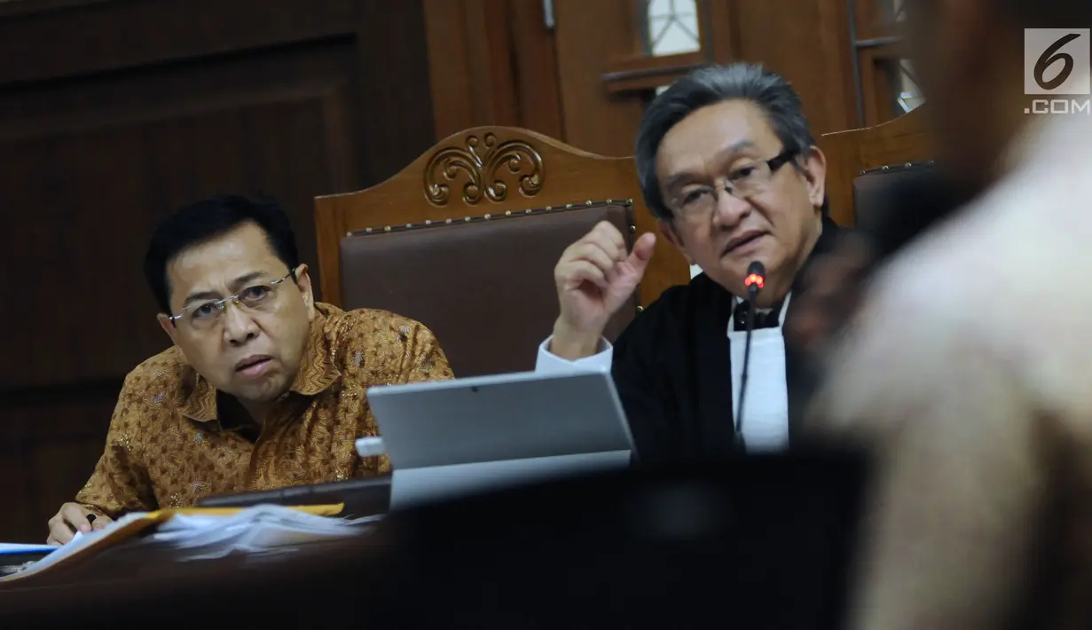 Terdakwa dugaan korupsi proyek e-KTP, Setya Novanto (kiri) menyimak keterangan saksi Charles Sutanto Ekapradja pada sidang lanjutan di Pengadilan Tipikor, Jakarta, Senin (22/1). Sidang menghadirkan sejumlah saksi. (Liputan6.com/Helmi Fithriansyah)