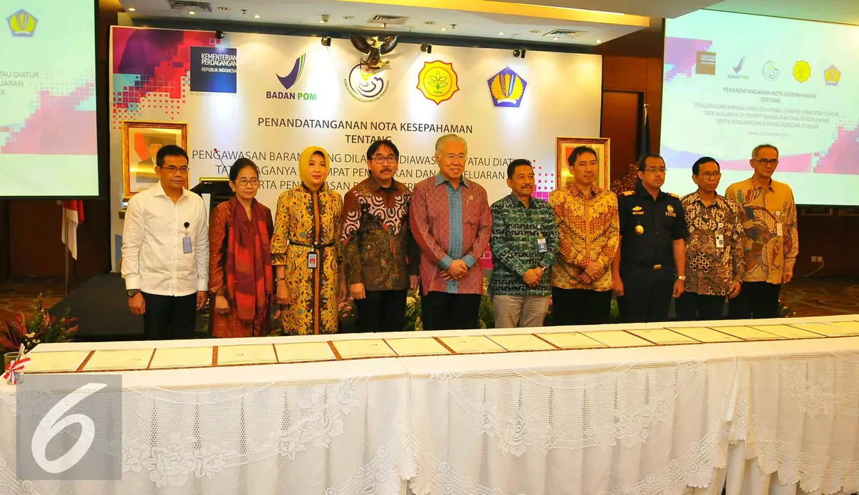 Enggartiasto Lukita berfoto bersama usai penandatangan nota kesepahaman di Jakarta, Selasa (20/12). Sebanyak lima Kementerian/Lembaga bersinergi meningkatkan koordinasi dan efektivitas pengawasan perlindungan terhadap konsumen. (Liputan6.com/Angga Yuniar)