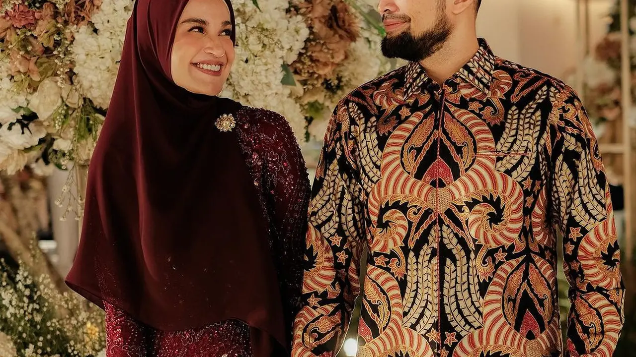 5 Ide Baju Couple untuk Kondangan ala Selebriti