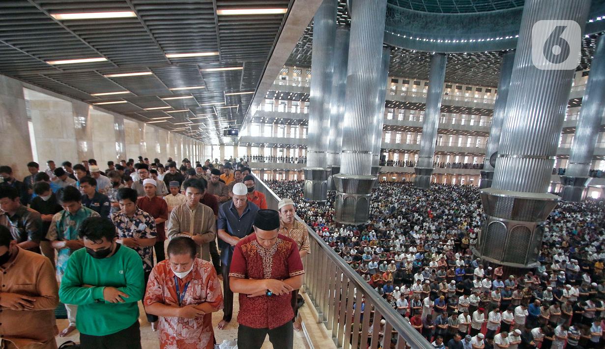 Sholat Jumat berjamaah ini meniadakan aturan jaga jarak dalam shaf sholat. (Liputan6.com/Angga Yuniar)