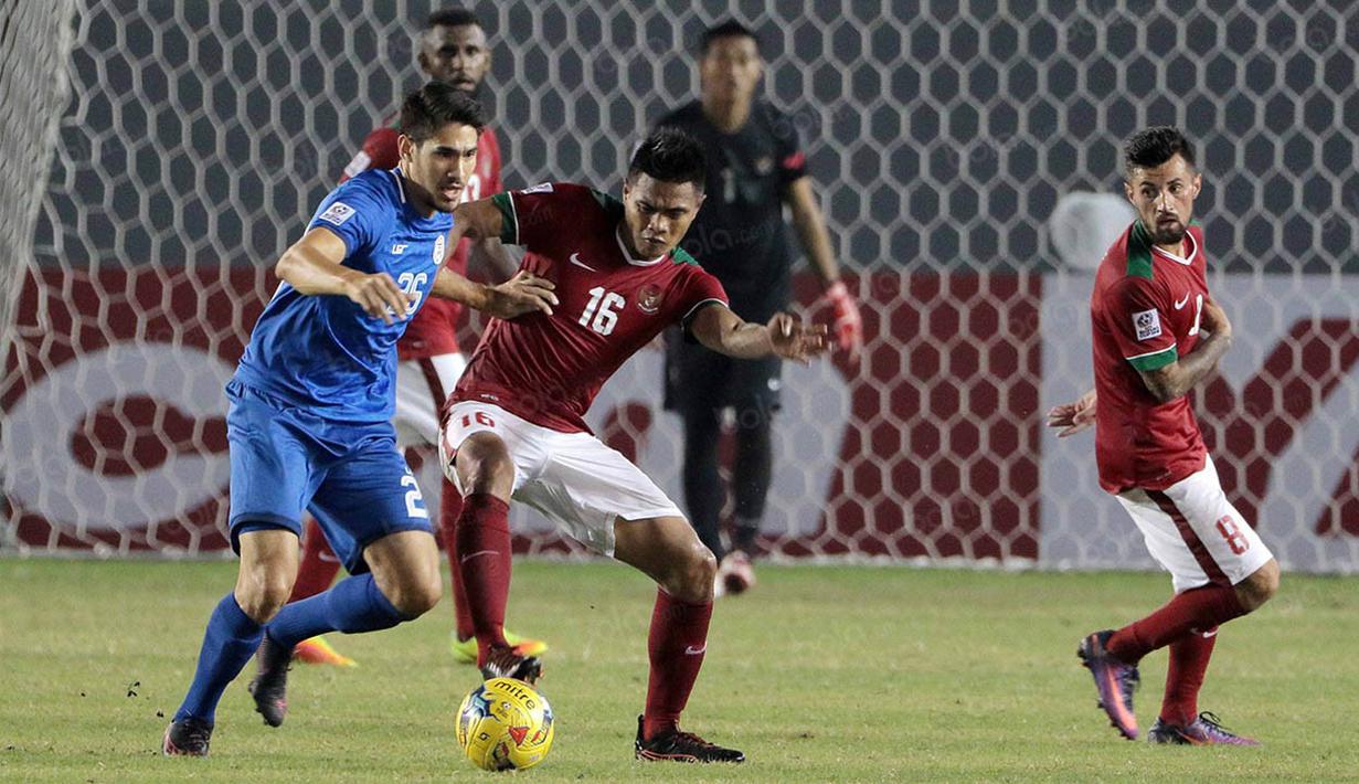Bek Timnas Indonesia, Fachruddin, berusaa merebut bola dari pemain Filipina pada laga Piala AFF 2016 di Philippine Sports Stadium, Filipina, Selasa (22/11/2016). Kedua tim bermain imbang 2-2. (Bola.com/Nicklas Hanoatubun)