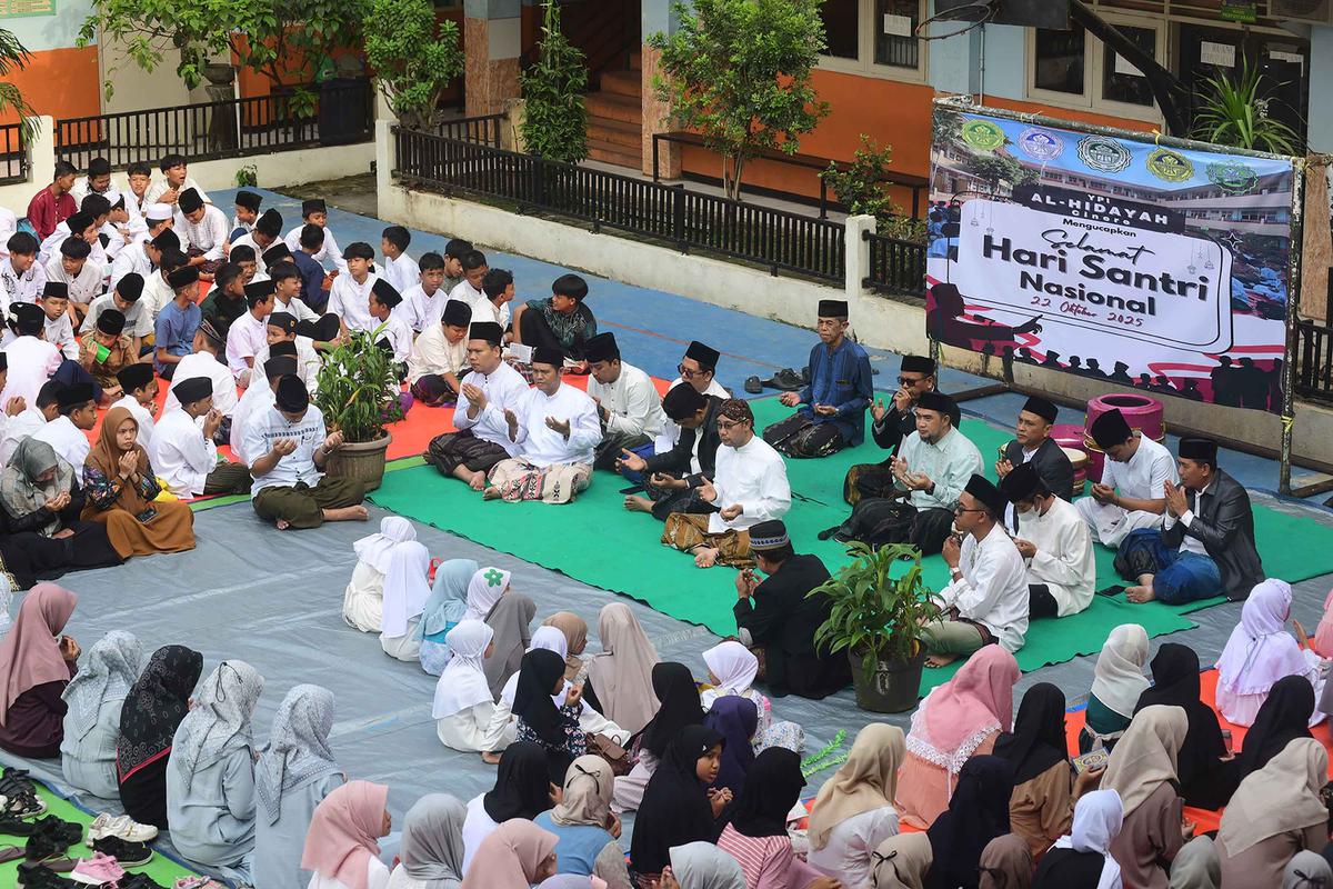 FOTO: Meriah! Siswa Merayakan Hari Santri dengan Doa dan Pawai Kebersamaan