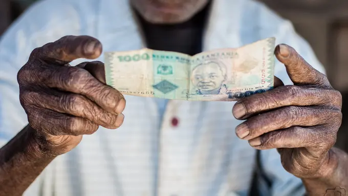 Susah Payah Bekerja, Kakek Penebang Tebu Ini Digaji dengan Uang Mainan oleh Bosnya