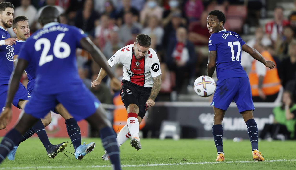 Adam Armstrong menjadi mimpi buruk bagi Chelsea saat bersua Southampton pada pekan kelima Premier League 2022/2023, Rabu (31/8/2022). (AP/Ian Walton)
