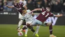 Pemain Liverpool, Thiago, diadang pemain West Ham United, Declan Rice dan Lucas Paqueta pada pekan ke-33 Liga Inggris 2022/2023, Kamis (27/4/2023). Liverpool menang dengan skor 2-1. (AP Photo/Alastair Grant)