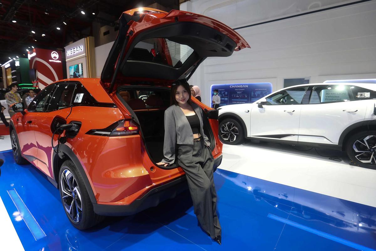 FOTO:  Senyum SPG Hiasi IIMS 2026