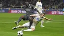 Pemain AC Milan, Yunus Musah berebut bola dengan pemain Red Star Belgrade, Uros Spajic pada laga Liga Champions 2024/2025 di San Siro, Milan, Italia, Kamis (12/12/2024) WIB. (AP Photo/Antonio Calanni)