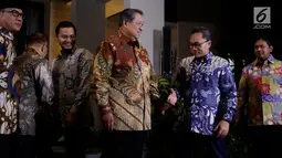 Ketum Partai Demokrat SBY menerima kedatangan Ketum PAN Zulkifli Hassan di kediamannya Mega Kuningan, Jakarta, Rabu (25/7). Pertemuan ini merupakan tindak lanjut dari komunikasi politik yang dibangun Partai Demokrat dan Gerindra.(Liputan6.com/Johan Tallo)
