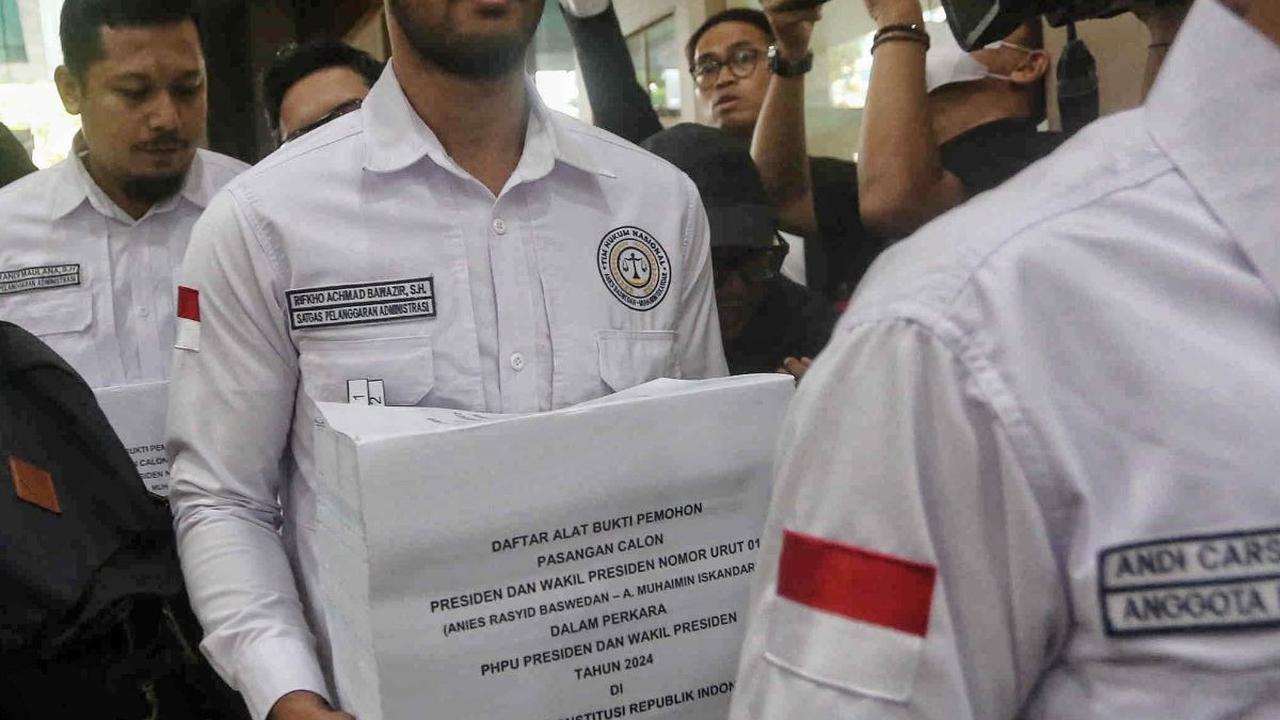 Tim AMIN membawa setumpuk dokumen saat melakukan pendaftaran gugatan perselisihan hasil pemilihan umum (PHPU) Presiden dan Wakil Presiden tahun 2024 di gedung Mahkamah Konstitusi, Jakarta, Kamis (21/3/2024). Foto: Liputan6.com / Angga Yuniar