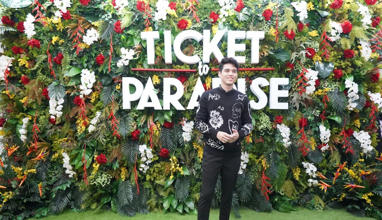 Yang paling mendebarkan tentu saja saat bertemu Julia Roberts. Maxime Bouttier gugup sampai salah ucap. “Pertama ketemu itu aku selip ngomongnya dikit, tapi mereka sangat terbuka dan bikin nyaman,” akunya. “Senyumnya Julia yang paling aku ingat. Di kehidupan nyata she’s completely different. Senyumnya memang satu juta dollar sih,” Maxime Bouttier berbagi kesan. (Foto: Dok. Universal Pictures)