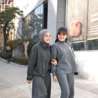 Setibanya di Korea Selatan, Ashanty dan Aurel langsung membagikan momen kebersamaan mereka. Salah satu potret yang menarik perhatian memperlihatkan keduanya tampil kompak dengan gaya kasual bernuansa abu abu. [@ashanty_ash].