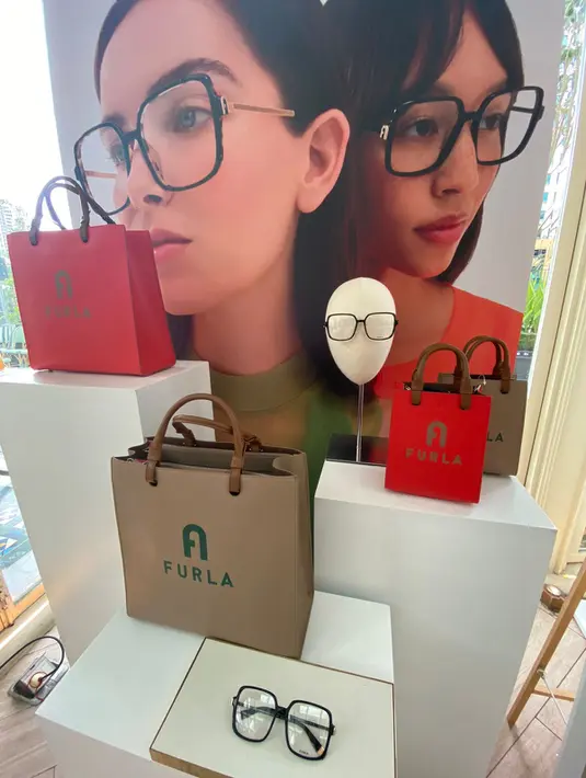 <p>Dalam nuansa hangat dan musim gugur, sentuhan material suede dan kulit berpadu merdu. Koleksi di mana spontanitas berperan penting dalam interpretasi logo klasik, yang merangkap elemen menonjol dalam warna kontras. / Foto: Adinda Tri Wardhani.</p>