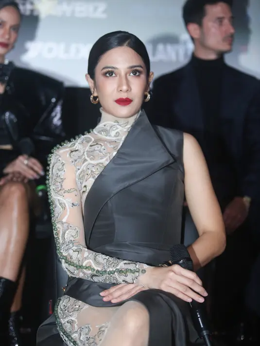Makeup bold dukung penampilan Dian dengan eye makeup dramatis dan lipstik deep red yang statement [dok. Kapanlagi/Bayu Herdianto]