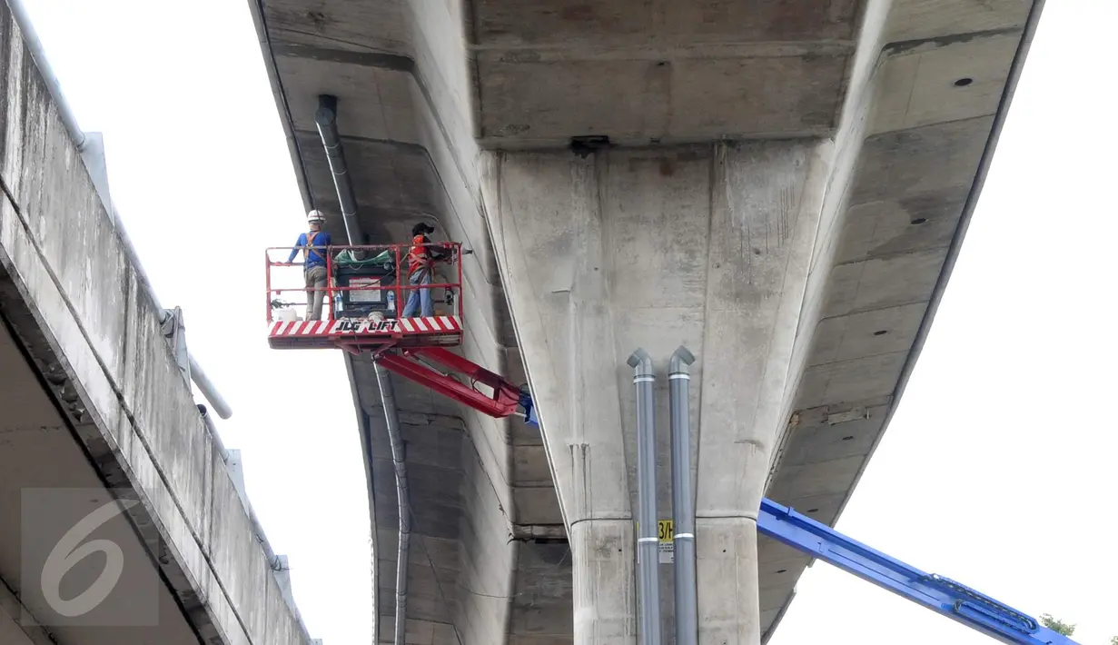 Aktivitas pekerja yang sedang memasang pipa saluran air di jalan layang khusus TransJakarta Tendean-Ciledug, Jakarta, Kamis (24/22). Proyek pembangunan jalan layang Transjakarta Koridor XIII Tendean-Ciledug sudah hampir rampung (Liputan6.com/Helmi Afandi)
