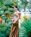 Penampilan putri tunggal Presiden Jokowi dan Ibu Iriana belakangan ini menarik perhatian. Istri Wali Kota Medan, Bobby Nasution itu tampil langsing dan lebih cantik. Perempuan tiga orang anak itu mengungkapkan pencapaiannya berhasil menurunkan berat badan hingga 30 kilogram (kg). Berikut potret penampilan barunya. [Instagram/ayanggkahiyang]