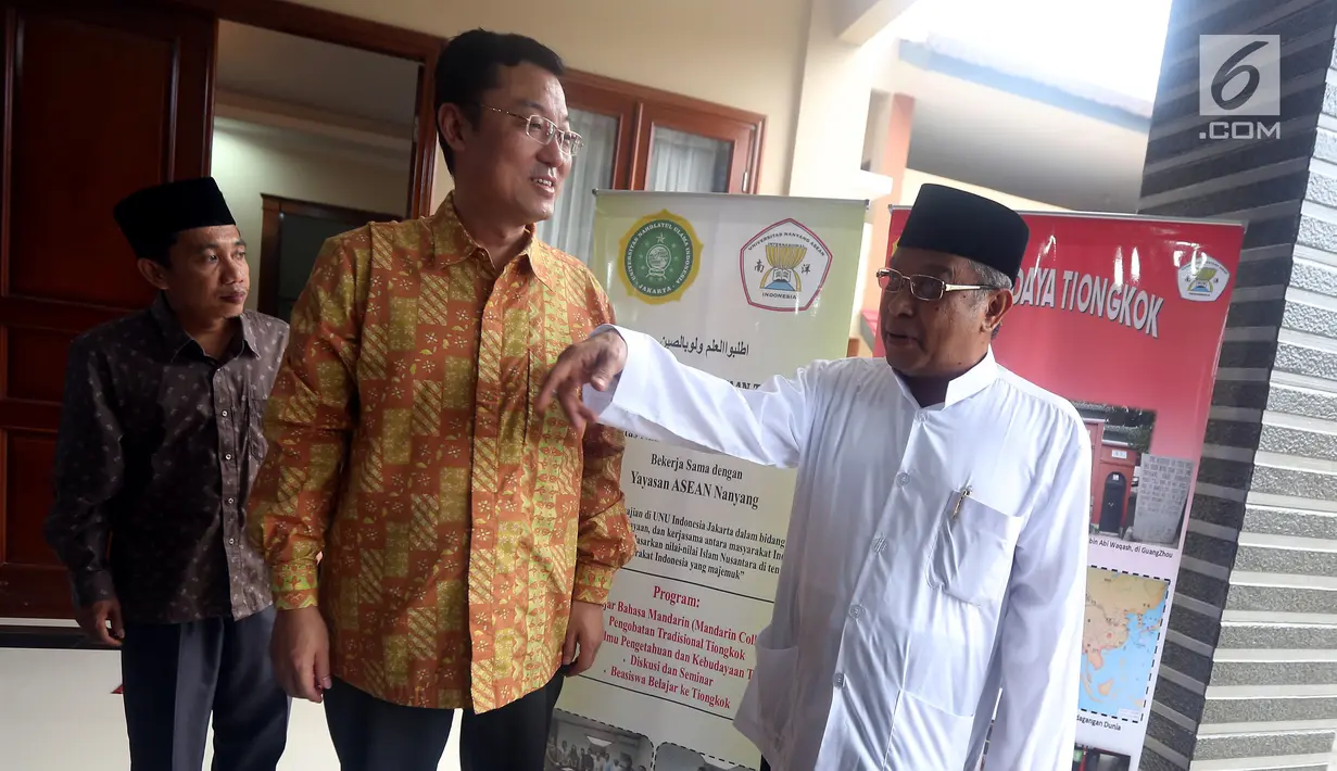 Ketum PBNU, Said Aqil Siradj (kanan) menyambut kedatangan Dubes RRT untuk Indonesia, Xie Feng di Ponpes Luhur Al Tsaqafah, Jakarta, Jumat (2/6). RRT dan PBNU akan meluncurkan Pusat Kajian Tiongkok di Universitas NU Indonesia (Liputan6.com/Johan Tallo)