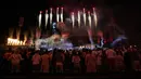 Orang-orang menyaksikan kembang api menerangi langit saat upacara penutupan Commonwealth Games di stadion Alexander di Birmingham, Inggris, Senin (8/8/2022). Commonwealth Games 2022 berakhir pada hari Senin setelah upacara penutupan yang berkilauan di Alexander Stadium di Birmingham. (AP Photo/Alastair Grant)