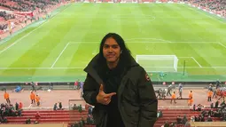 Bukan tanpa alasan Bunda Maia memberangkatkan El ke London, Inggris.
Ia berpendapat bahwa sistem pendidikan di Inggris lebih baik daripada Amerika Serikat.El juga sangat menyukai Inggris dengan budaya sepak bolanya yang mendunia. El saat menonton di Emirates Stadium.(Liputan6.com/IG/elrumi)