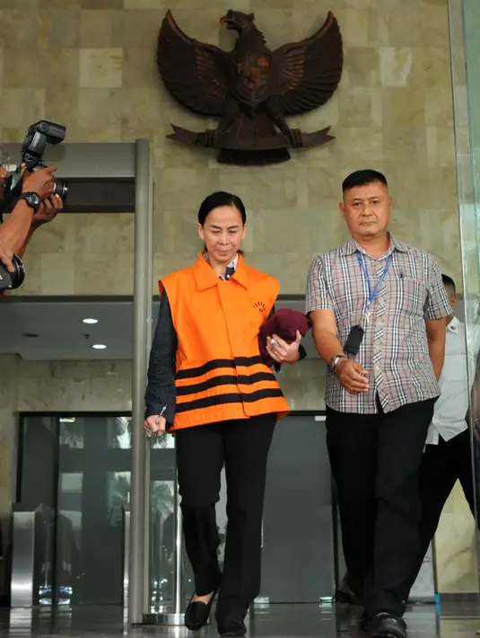 Noviyanti diperiksa KPK terkait kasus dugaan suap pengalokasian anggaran proyek 12 ruas jalan di Sumatera Barat agar masuk APBN-Perubahan 2016, Jakarta, Selasa (6/9). (Liputan6.com/Helmi Afandi)