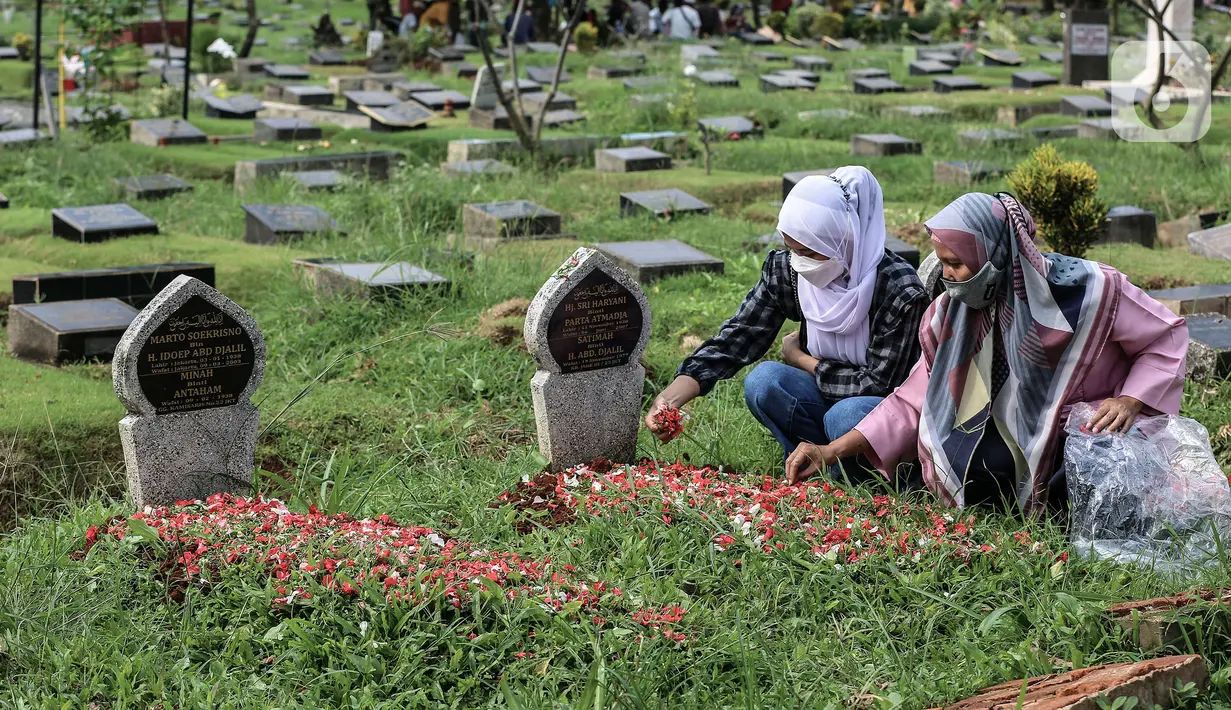 <p>Sejumlah warga saat ziarah kubur di Tempat Pemakaman Umum (TPU) Karet Bivak, Jakarta, Senin (2/5/2022). Menyambut Hari Raya Idul Fitri 1443 H, umat Islam melakukan ziarah kubur mendoakan sanak keluarga dan kerabat yang sudah wafat. (Liputan6.com/Johan Tallo)</p>