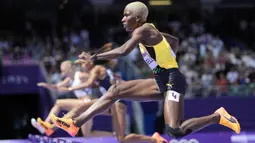Pelari Jamaika, Janieve Russell berkompetisi dalam nomor lari gawang 400 meter Olimpiade Paris 2024 di Stade de France, Paris, Prancis, 4 Agustus 2024. (AP Photo/Bernat Armangue)