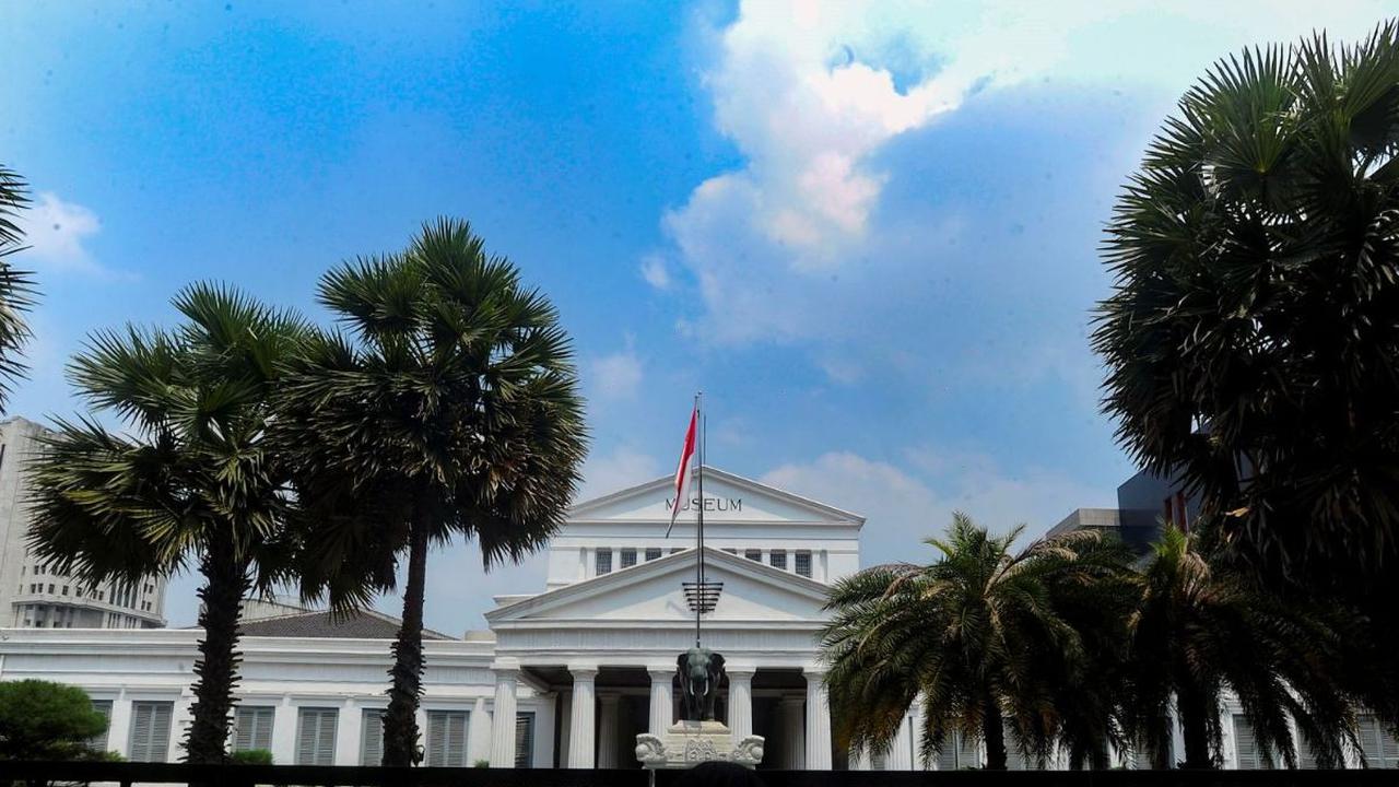 Paska kebakaran yang terjadi pada Sabtu (16/9/2023) malam, kondisi Museum Nasional pada hari Minggu (17/9/2023) di Jalan Merdeka Barat, Jakarta ditutup sementara.