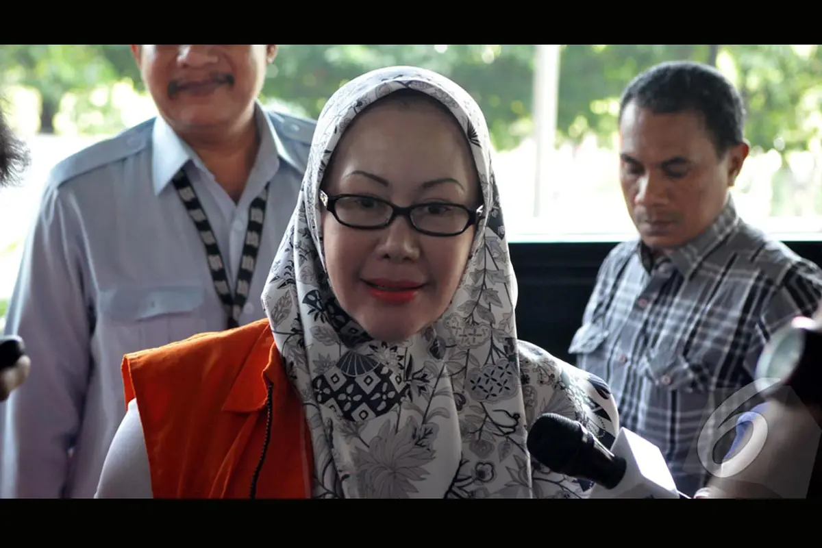 Ekspresi Ratu Atut Saat Dituntut 10 Tahun Penjara