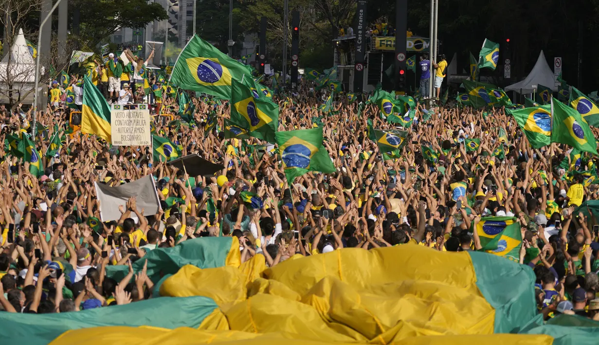 Pendukung Presiden Brasil Jair Bolsonaro berkumpul di Paulista Avenue pada Hari Kemerdekaan di Sao Paulo, Brasil, Selasa (7/9/2021). Ribuan orang yang turun ke jalan terbagi dalam dua kubu yaitu pendudukung serta penentang Presiden Brasil Jair Bolsonaro. (AP Photo/Andre Penner)
