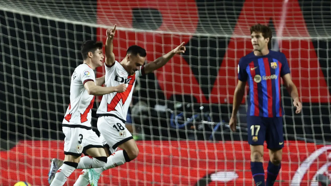 Pemain Rayo Vallecano merayakan gol ke gawang Barcelona