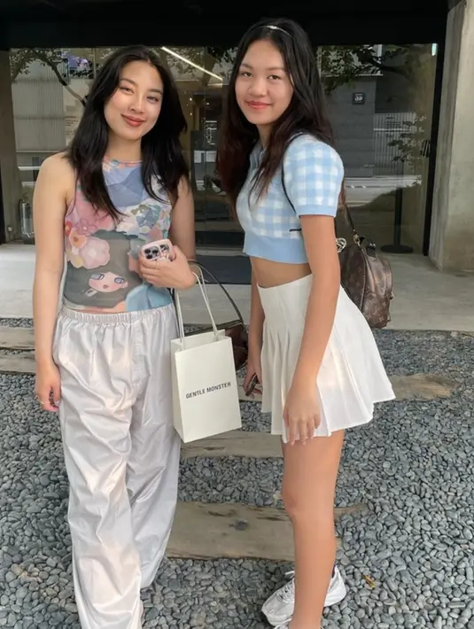 Kali ini keduanya tampak bergaya kontras dengan style ala Jepang yang super cheerful.  [Foto: Instagram/ Mezzaluna]