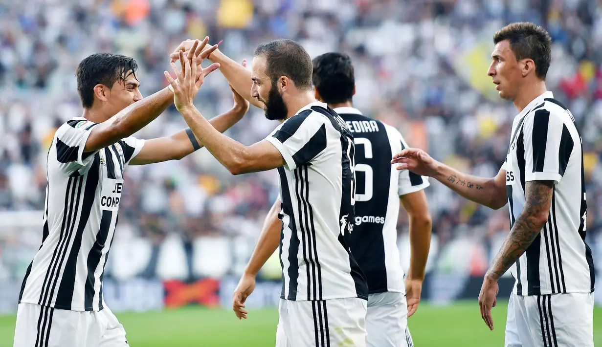 Para pemain Juventus merayakan gol Gonzalo Higuain ke gawang Cagliari pada laga Serie A di  Turin, (19/8/2017). Juventus menang 3-0. (Alessandro Di Marco/ANSA via AP)