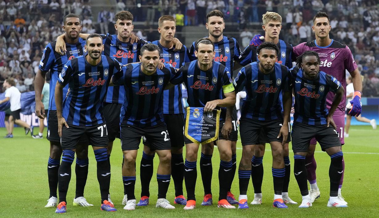 Para pemain starting XI Atalanta berfoto bersama jelang menghadapi Real Madrid pada laga Piala Super Eropa 2024 di Narodowy Stadium, Warsawa, Polandia, Rabu (14/8/2024). (AP Photo/Darko Bandic)