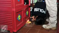 Sat Reskrim Polres Metro Jakarta Timur melakukan penggeledahan dan mencari barang bukti di sebuah rumah di kampung Berlan, Jakarta, Kamis (21/1). 7 orang tersangka diamankan akibat pengeroyokan polisi beberapa waktu lalu. (Liputan6.com/Yoppy Renato)