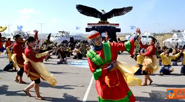 Citizen6, Lebanon: Dalam meramaikan gelar tarian nusantara tersebut, reporter video UNIFIL Miss Hadierr turut serta menari bergabung dengan para penari lainnya, setelah beberapa saat sebelumnya belajar singkat menari. (Pengirim: Badarudin Bakri)