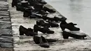 Jika berjalan di sepanjang tepi Sungai Danube dari Jembatan Rantai menuju gedung parlemen, kita akan menjumpai sebuah patung memorial. Patung ini juga sering disebut Shoes on the Danube. (commons.wikimedia.org)