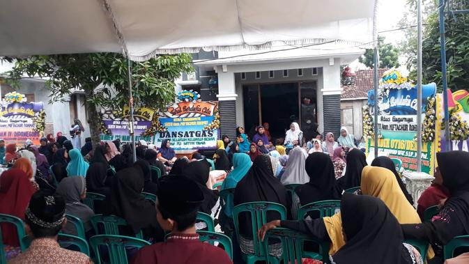 Suasana keluarga dan tetangga saat melaksanakan tahlilan di rumah duka Sertu Anumerta Mitachur Rohmat, anggota TNI yang gugur di Papua. (Foto : Liputan6.com/Felek Wahyu)