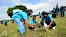 Sebanyak 250 siswa dari 70 sekolah Adiwiyata di 10 provinsi di Indonesia memungut sampah di Alun-Alun Kidul, Yogyakarta dalam rangka Aksi Lingkungan Sekolah Adiwiyata (29/4). (Liputan6.com/Eko)