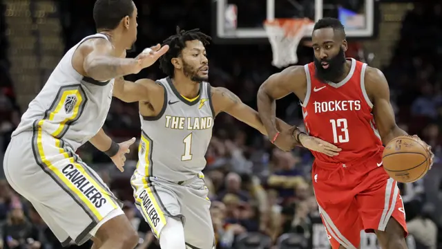 James Harden (merah) dijaga pemain-pemain Cavaliers