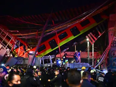 Petugas penyelamat berkumpul di lokasi kecelakaan setelah jembatan layang untuk kereta metro ambruk di Mexico City, Senin (3/5/2021). Setidaknya 13 orang tewas dan puluhan lainnya luka-luka akibat kecelakaan kereta metro di ibu kota Meksiko tersebut. (Pedro PARDO/AFP)